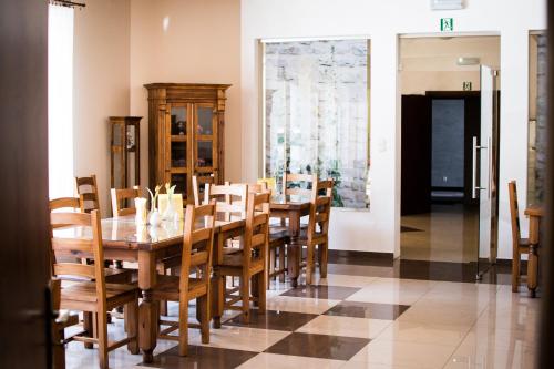 拉布卡水疗中心旅馆的一间带桌椅的用餐室