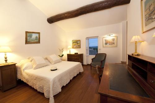 马莱莫尔拉麦迅派恩特雷普罗旺斯酒店的一间卧室配有一张床和一把椅子