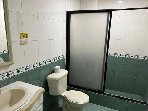 基多IÑAQUITO GOLD的一间带卫生间和水槽的浴室