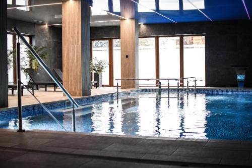 拉布卡水疗中心旅馆的大楼内的大型游泳池