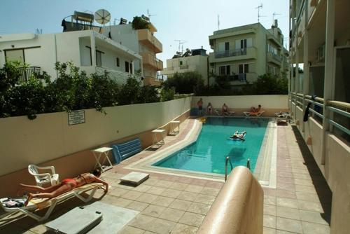 科斯镇赛奥妮亚酒店的一座大楼内的双人游泳池