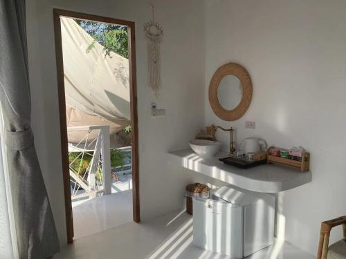 曼谷lory‘s home的一间带水槽和镜子的浴室以及窗户。