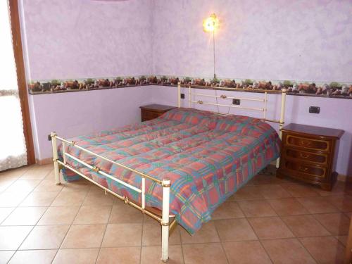 波尔托瓦尔特拉瓦利亚Casa Malandrino的一间卧室配有一张床、梳妆台和一张睡床。
