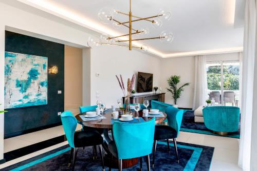 普拉托Genteel Home Prato的一间带桌子和蓝色椅子的用餐室