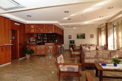 科斯镇赛奥妮亚酒店的带沙发和桌子的大型客厅