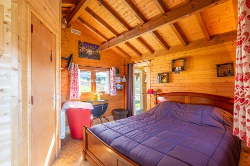Les CombesSauvage的小木屋内一间卧室,配有一张床
