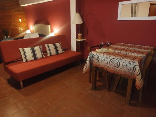 里奥格兰德La Ventura RG的一间卧室配有一张床、一张沙发和一张桌子