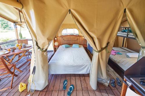 AscaratCamping Europ'Camping - Maeva的船上帐篷内的床位