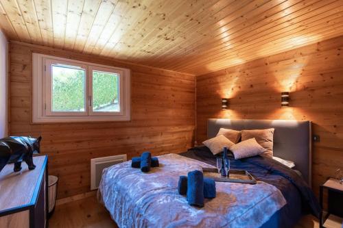阿邦当斯Au Chalet Le Péry, vue sur le Mont de Grange的小木屋内一间卧室,配有一张床