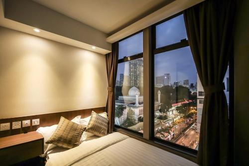 香港Hygge House的一间卧室设有窗户,享有城市美景