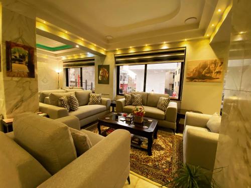 瓦迪穆萨安巴特梅塘酒店的带沙发和桌子的大客厅