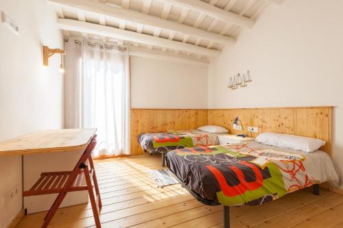 滨海阿雷尼斯Sant Rafel House的一间卧室配有两张床和一张书桌