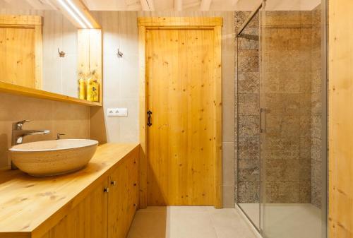 滨海阿雷尼斯Sant Rafel House的一间带水槽和淋浴的浴室