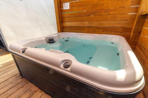 圣胡安卡萨布兰卡酒店的客房内的按摩浴缸