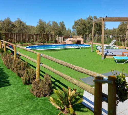 特拉武科新镇5 bedrooms villa with private pool enclosed garden and wifi at Villanueva del Trabuco的游泳池前的木栅栏