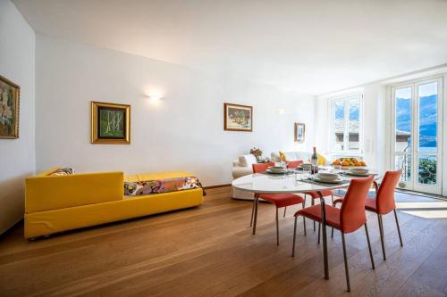 多马索The View Apartment的客厅配有黄色的沙发和桌子