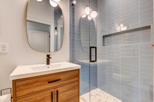 亚特兰大Modern Atlanta Townhome Rental about 2 Mi to Downtown!的一间带水槽和镜子的浴室