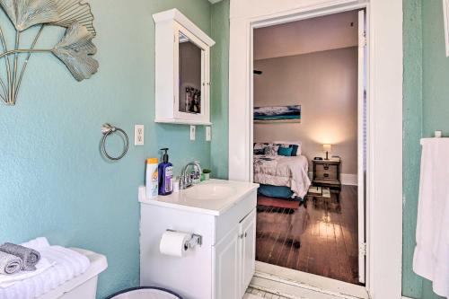 奥古斯塔Bright Augusta Vacation Rental, 2 Mi to Riverwalk!的一间带水槽的浴室和一间带床的房间