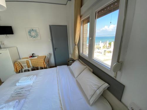 阿吉亚特拉萨Sunset view Rooms的一间卧室设有一张床和一个大窗户