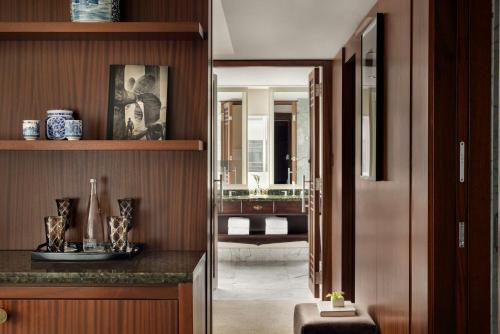 多伦多多伦多香格里拉大酒店的走廊通往带水槽的浴室