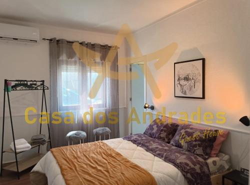 贝尔蒙特Casa dos Andrades的一间卧室设有一张床和一个窗口