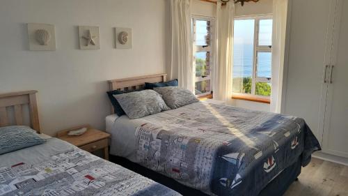莫塞尔湾Seaside Tresure.的一间带两张床的卧室,享有海景
