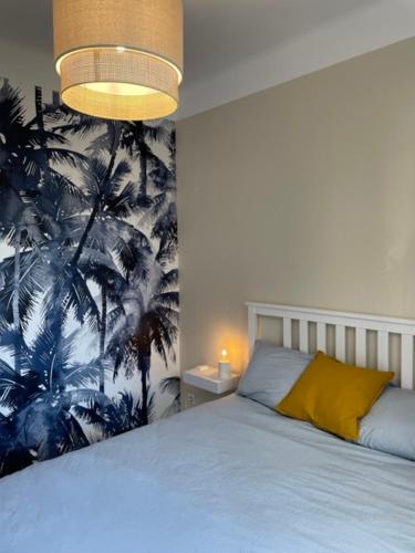 米洛Maison rouge的一间卧室配有一张带热带壁纸的床