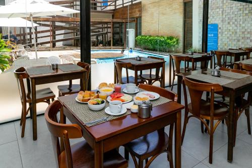 纳塔尔纳塔尔牦牛海滩酒店的餐厅的餐桌上放着食物