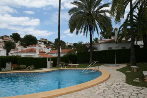 德尼亚Casa Anna的一座棕榈树和别墅的游泳池