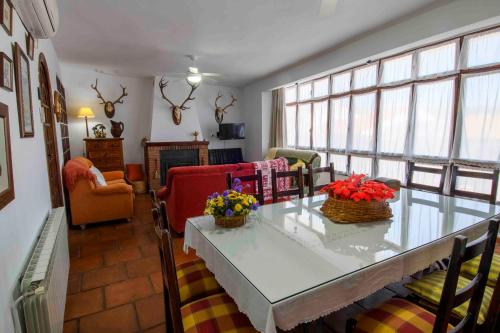 Puebla de Don RodrigoLa Balconera de Ana的客厅配有桌椅