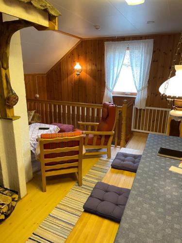 HidraBjørkely gård的一间带一张床和椅子的卧室
