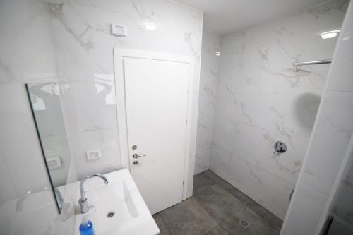 提比里亚חופשה בטבריה בבית ענק ל 8 אנשים גדול וחדש的带淋浴和盥洗盆的白色浴室