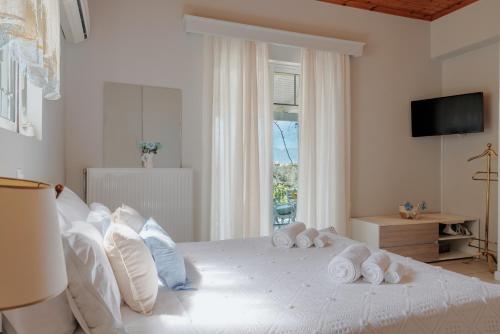 卡拉马孔Heliotropio的卧室配有白色床和毛巾