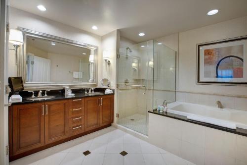 拉斯维加斯Balcony Suite Strip View的带浴缸、水槽和淋浴的浴室