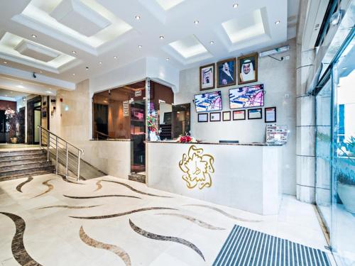 麦加فندق دار الريس - Dar Raies Hotel的大堂拥有蛇形设计