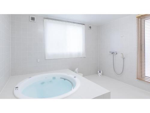 立山町TEA TREES - Vacation STAY 86532v的一间白色浴室,内设一个大浴缸