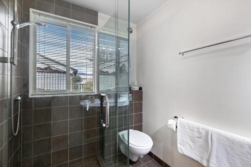 皇后镇Lake and Mountain view living的一间带卫生间和玻璃淋浴间的浴室