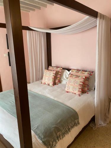 提尔Dar Camelia的一间卧室配有一张带天蓬的双层床