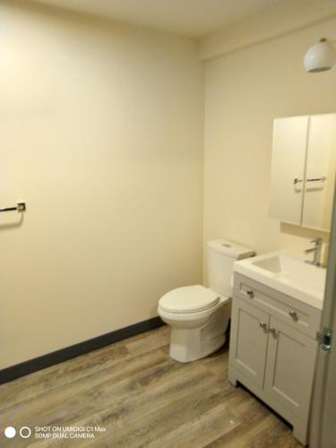 波特兰Private Room North Portland的浴室配有白色卫生间和盥洗盆。