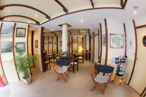 圣马洛圣佩德罗酒店的一间带桌椅的房间和一间用餐室
