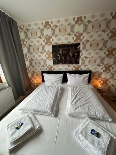 汉堡Ferienwohnung Bauernliebe 43 Citynah, urban Cowboystyle的一间卧室配有带白色床单和枕头的床。