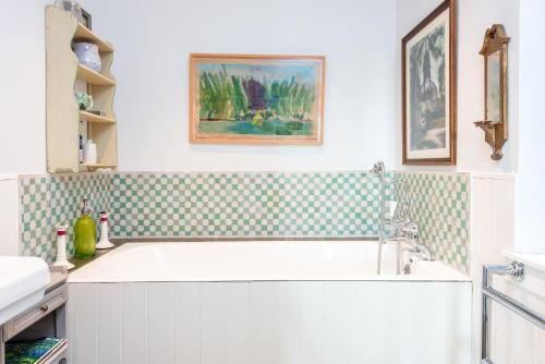 南安普敦Gins Barn的带浴缸和盥洗盆的浴室