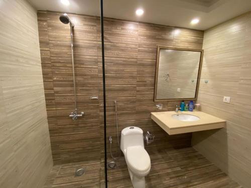 拉瓦尔品第De-Meridian Luxury Apartments的带淋浴、卫生间和盥洗盆的浴室