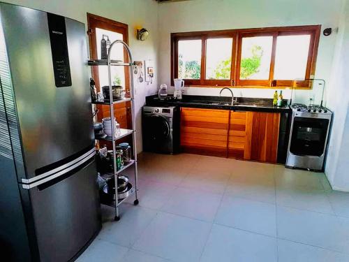 马劳Morada Luz das Estrelas Barra Grande的厨房配有冰箱和水槽