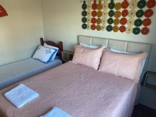 卡波布里奥Pousada Apartamento loft Braga的客房设有两张带枕头和墙壁的床。