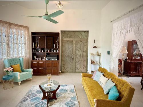 帕潘特拉德奧拉特Freijoó Casa Vintage的客厅配有沙发和桌子