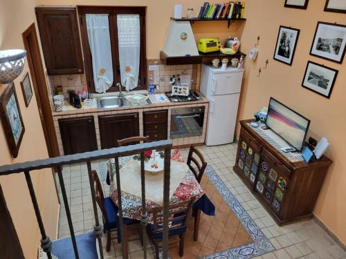 阿格里真托Scorcio Di Mare的厨房的顶部景观,配有桌子和电视