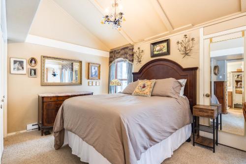提顿村Camp Cottonwood的一间卧室配有一张大床和镜子