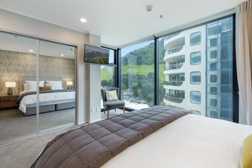 芒格努伊山Executive Oceanside Apartment的一间卧室设有一张床和一个大窗户