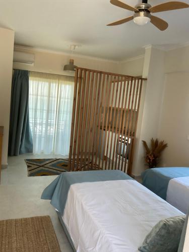 阿齐欧斯·贡多斯Nereides Suites的一间卧室配有两张床和吊扇